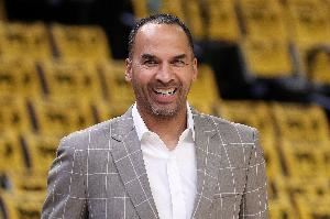 湖人解除巴斯兄弟职务!媒体人:这是要给哈里森腾地方?